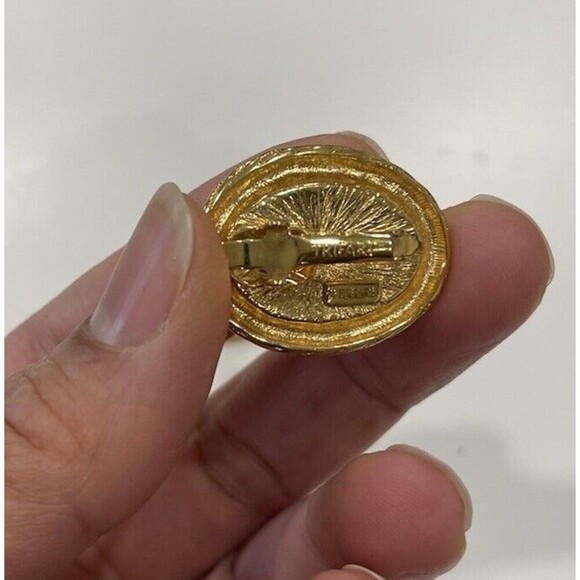 Vintage 80s Trifari Earrings Oval Gold Tone Faux Pearl Braid Rope Clip-on - Picture 4 of 4